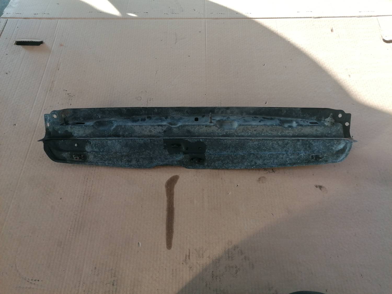 Priekšējā radiatora rāmja augšēja daļa priekš XSARA PICASSO 2003