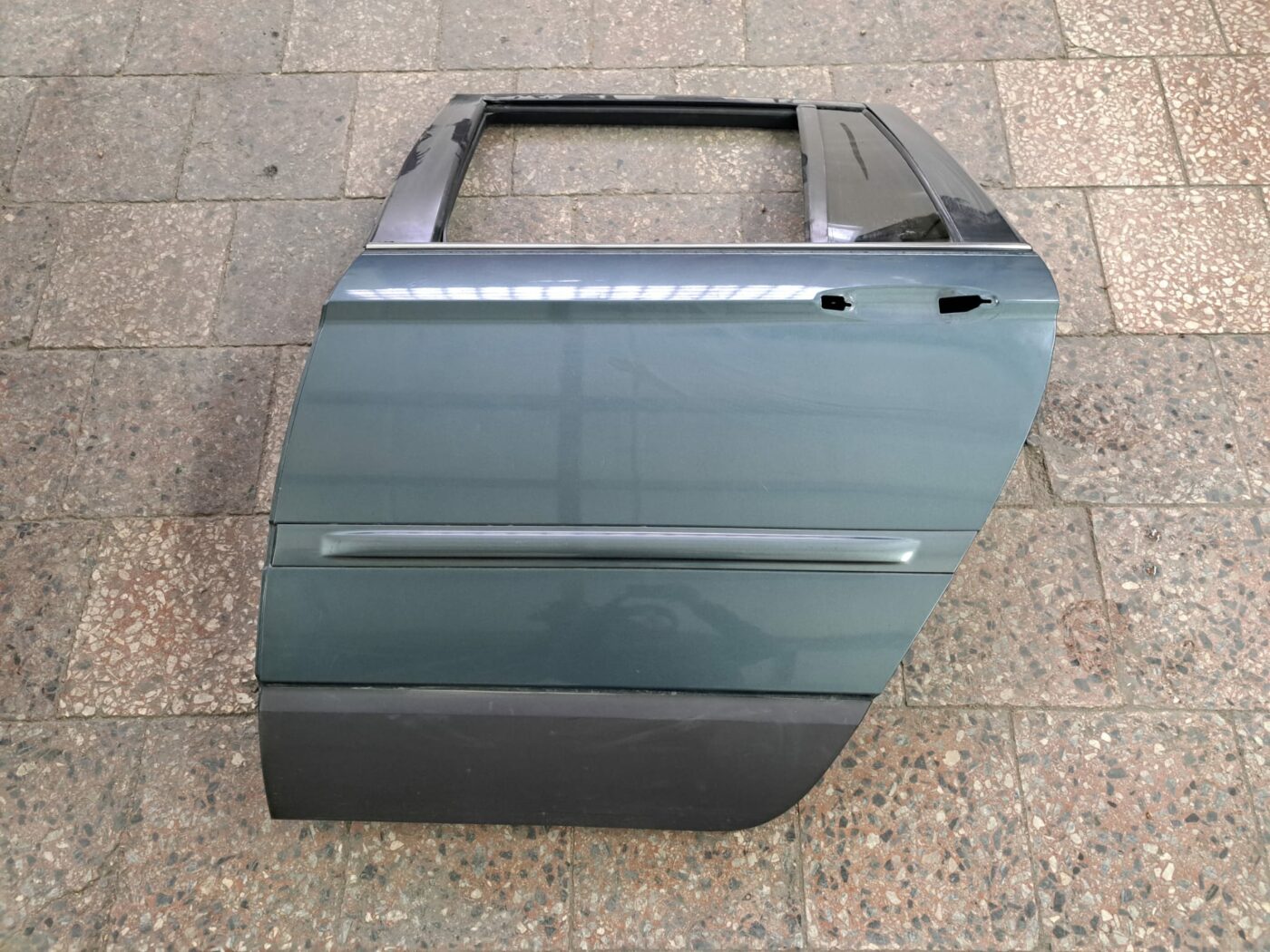 Aizmugurējās kreisās durvis priekš CHRYSLER PACIFICA 2003-2008 1 Aizmugurējās kreisās durvis priekš CHRYSLER PACIFICA 2003-2008