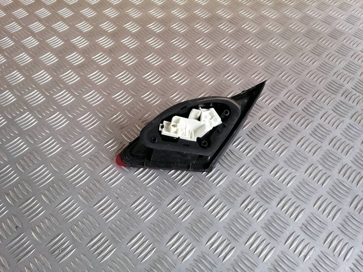 Bagāžnieka vāka kreisais lukturis priekš OPEL ASTRA J 2012 3 Bagāžnieka vāka kreisais lukturis priekš OPEL ASTRA J 2012