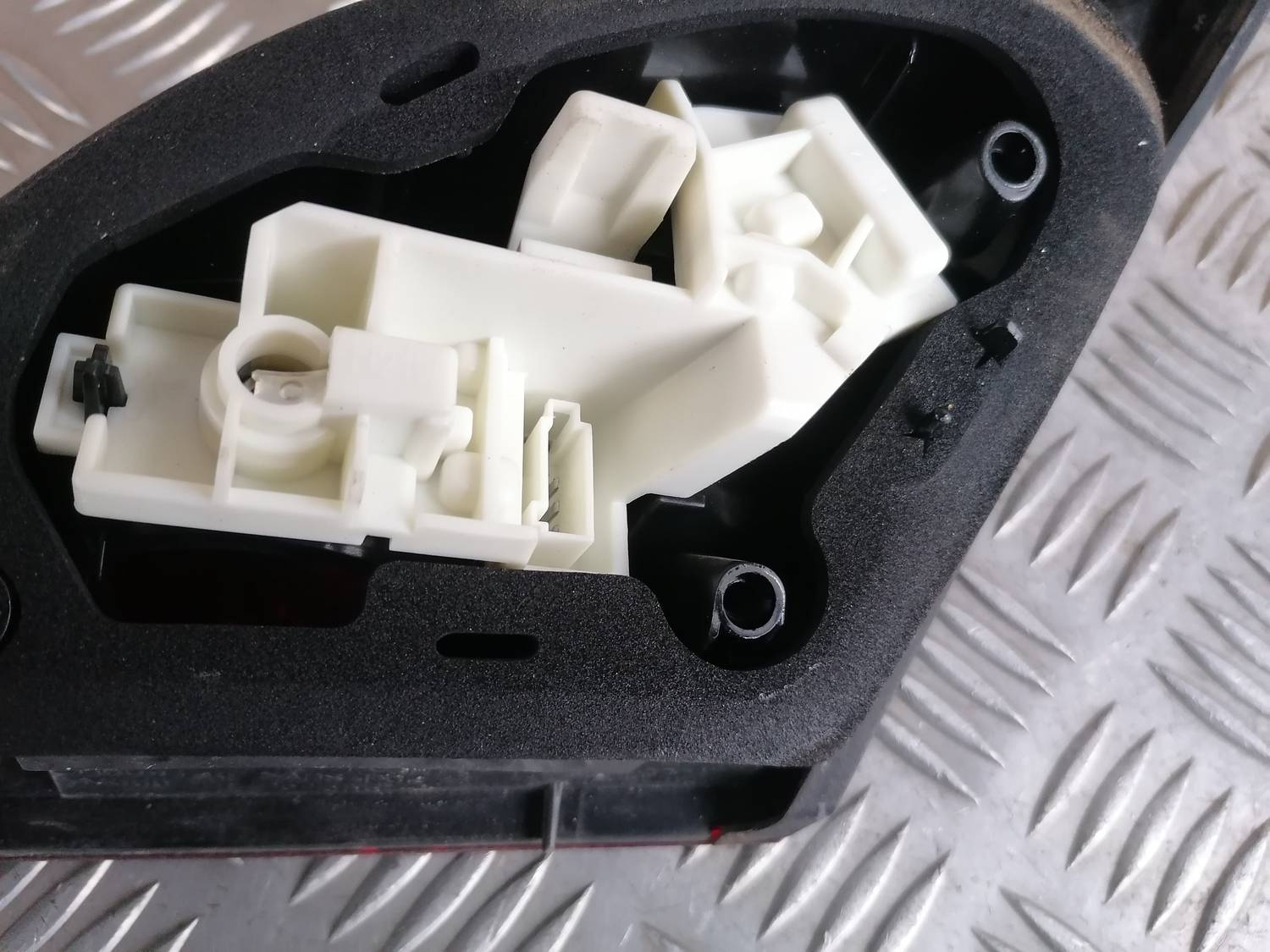 Bagāžnieka vāka kreisais lukturis priekš OPEL ASTRA J 2012 4 Bagāžnieka vāka kreisais lukturis priekš OPEL ASTRA J 2012