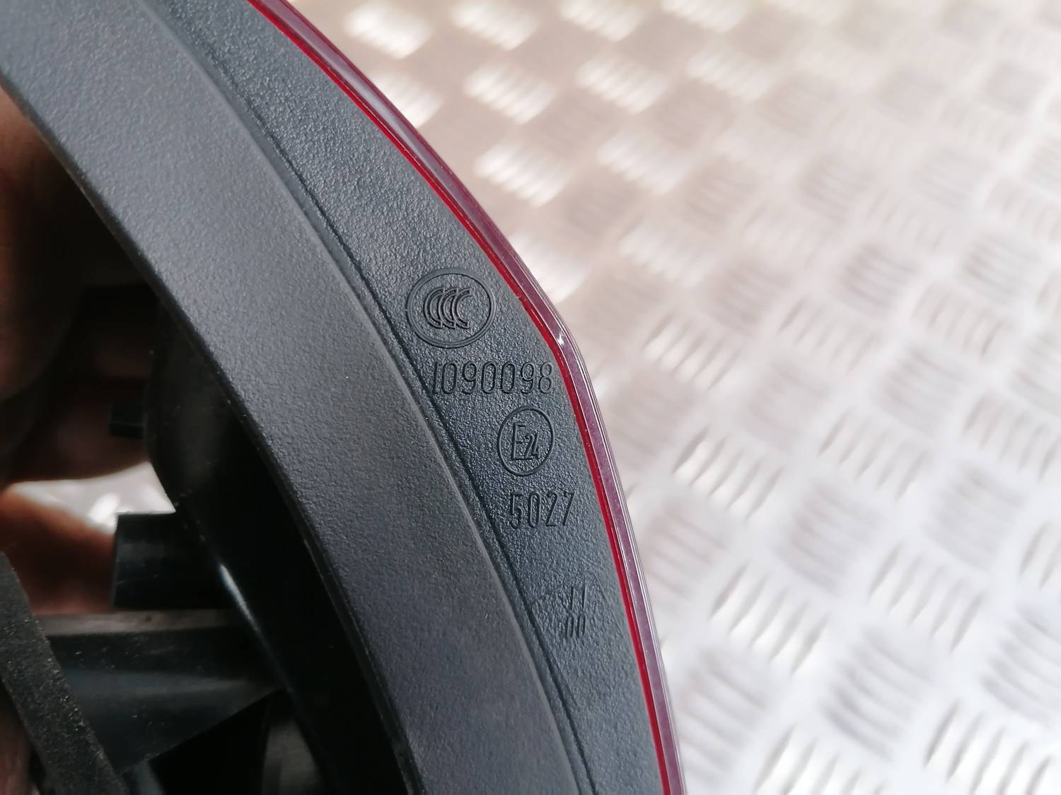 Bagāžnieka vāka kreisais lukturis priekš OPEL ASTRA J 2012 5 Bagāžnieka vāka kreisais lukturis priekš OPEL ASTRA J 2012