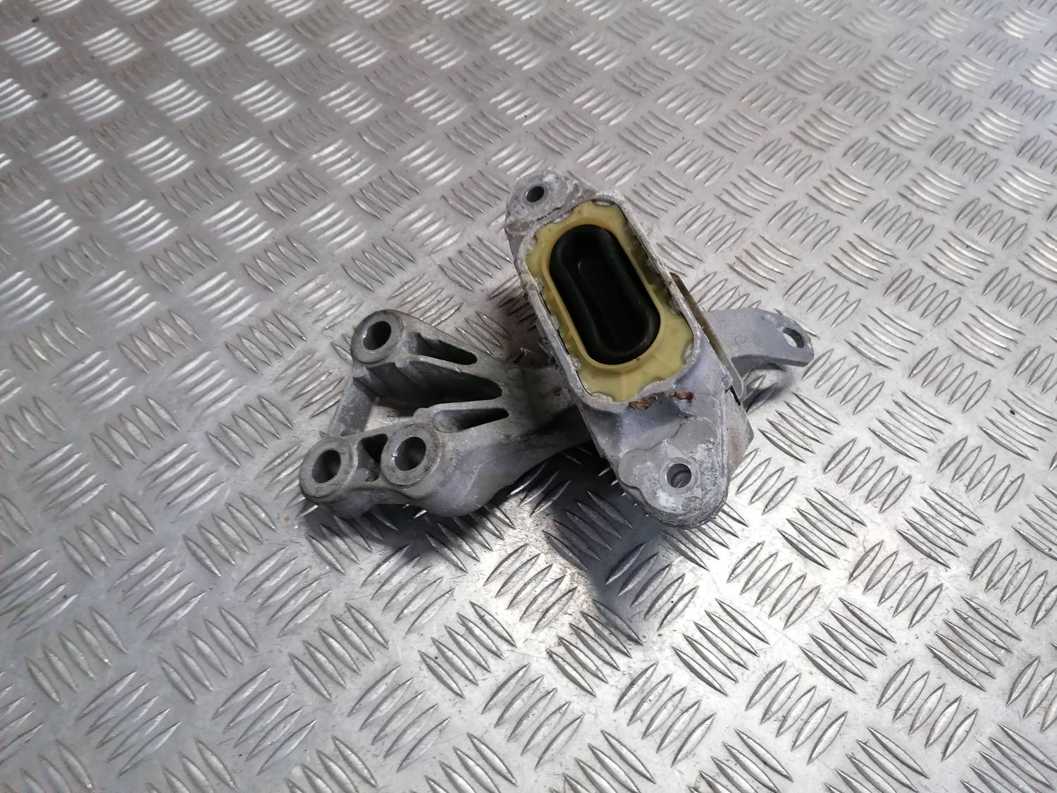 Dzinēja spilvens priekš OPEL ASTRA J 2012 2 Dzinēja spilvens priekš OPEL ASTRA J 2012