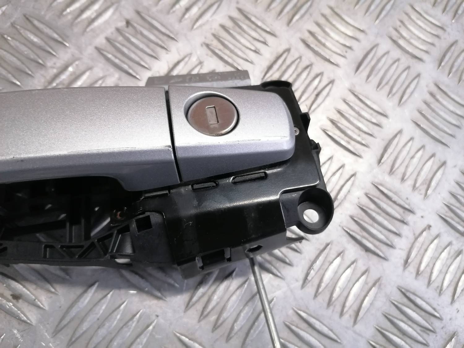 Priekšējāis kreisais durvju rokturis priekš OPEL ASTRA J 2012