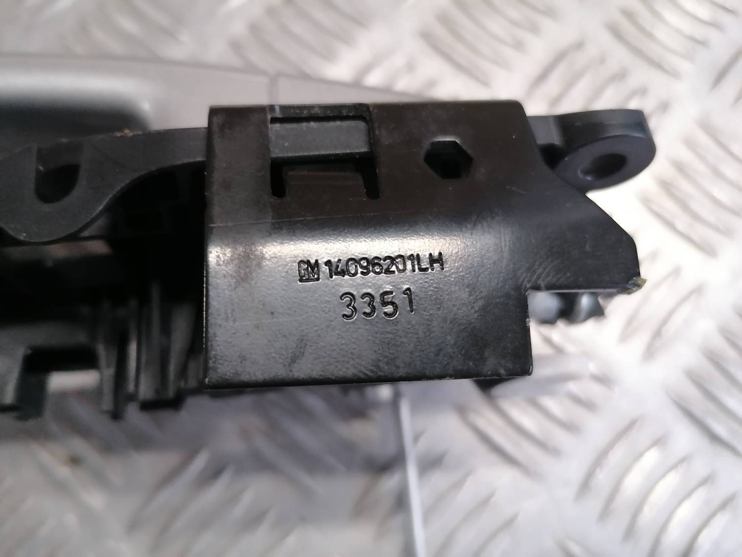 Priekšējāis kreisais durvju rokturis priekš OPEL ASTRA J 2012