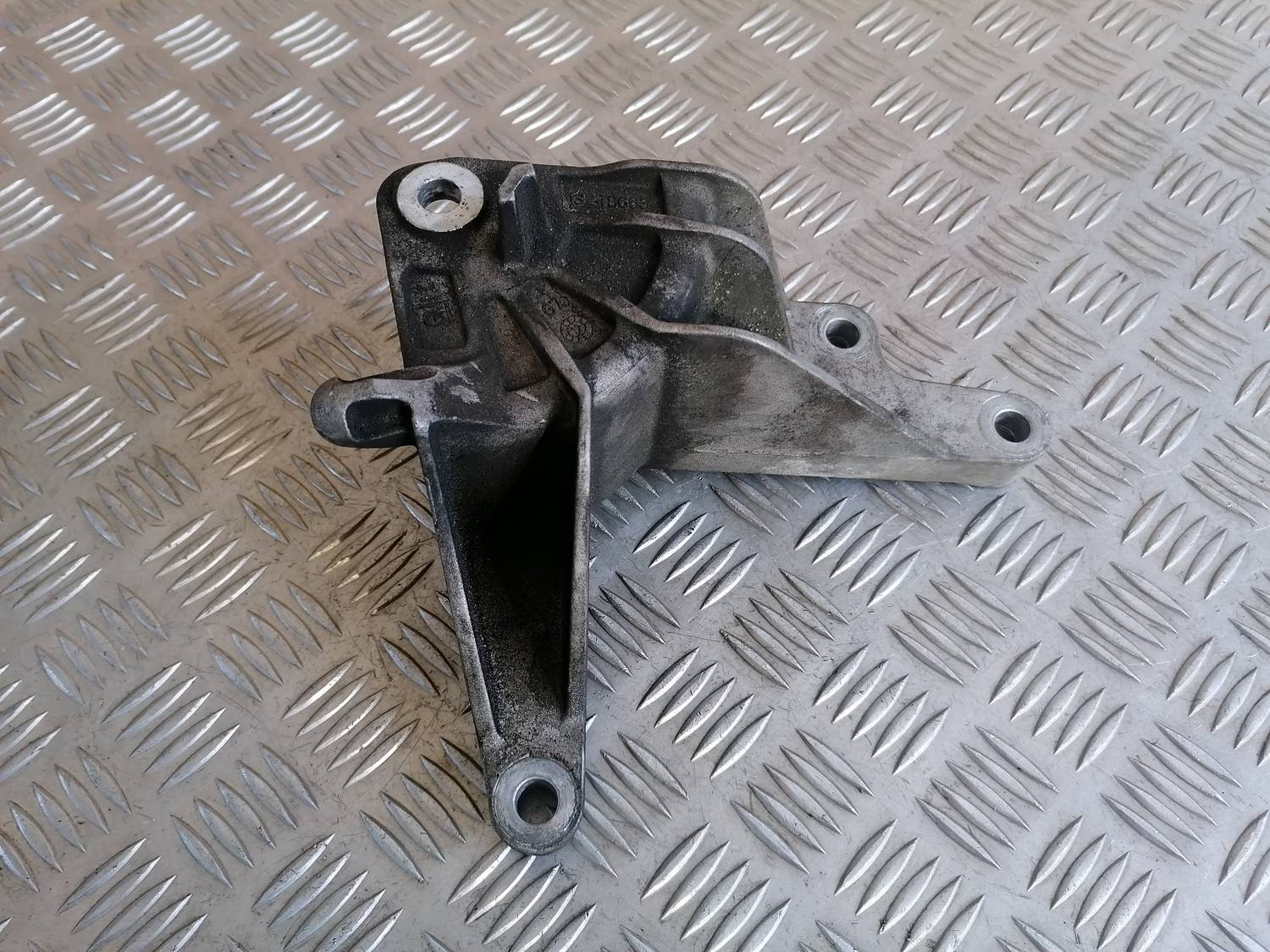 Pārnesumkārbas kronšteins priekš OPEL ASTRA J 2012