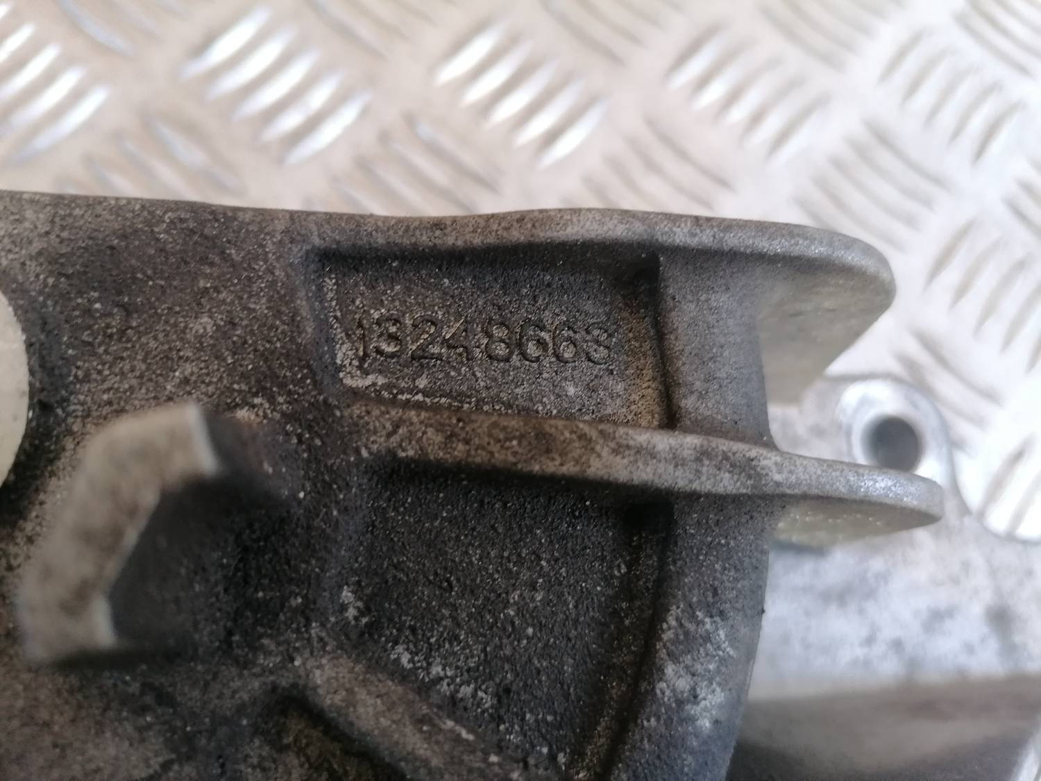 Pārnesumkārbas kronšteins priekš OPEL ASTRA J 2012