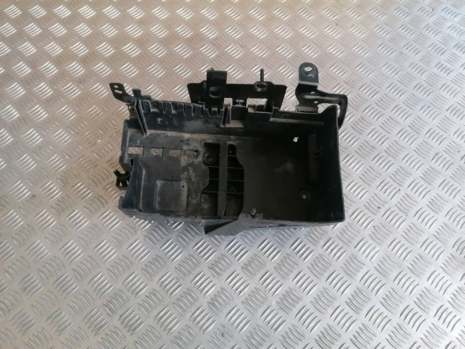 Akumulatora stiprināšanas korpuss priekš OPEL ASTRA J 2012 2 Akumulatora stiprināšanas korpuss priekš OPEL ASTRA J 2012