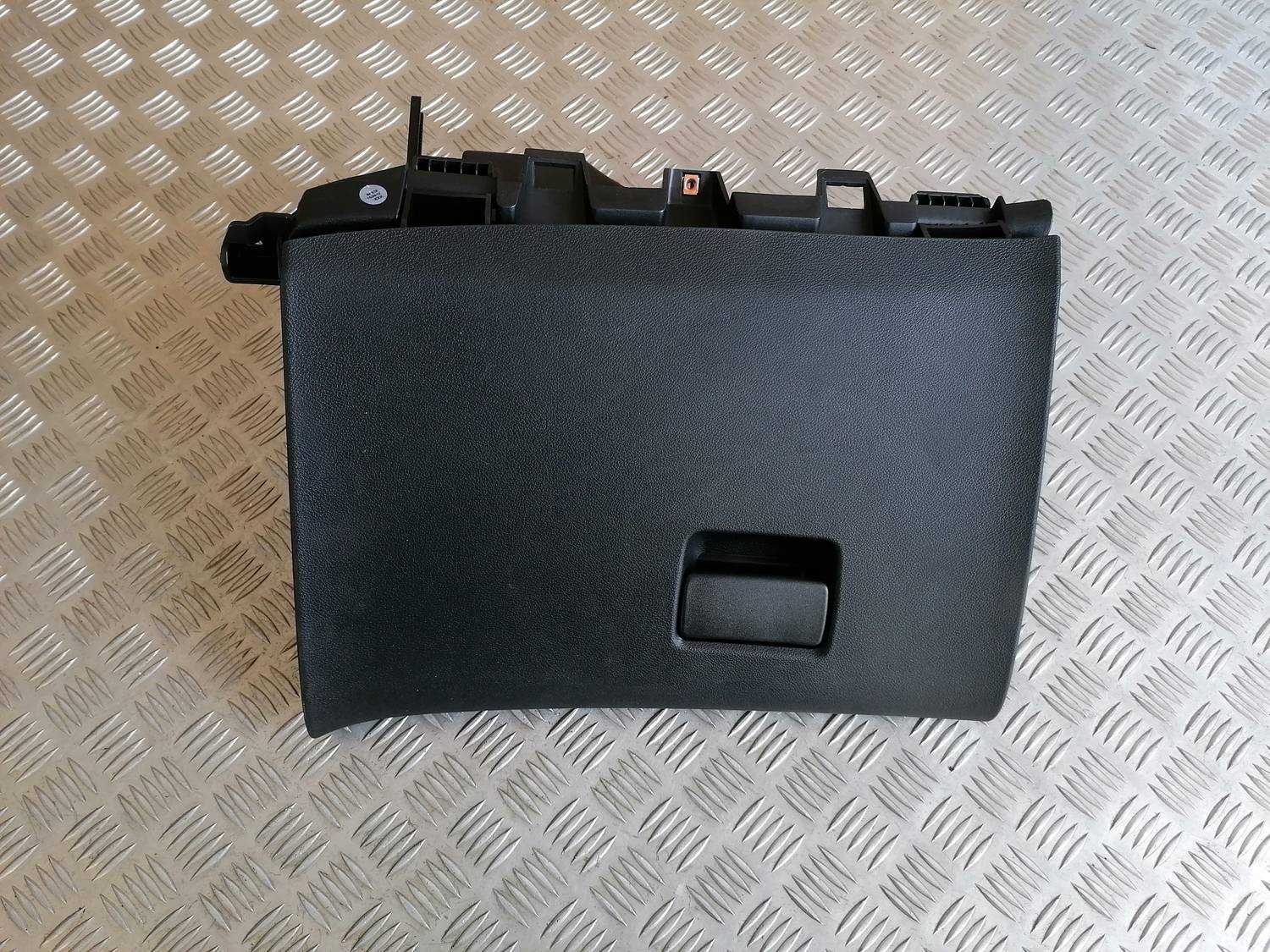 Mantu glabāšanas nodalījums pasažiera pusē priekš OPEL ASTRA J 2012 1 Mantu glabāšanas nodalījums pasažiera pusē priekš OPEL ASTRA J 2012