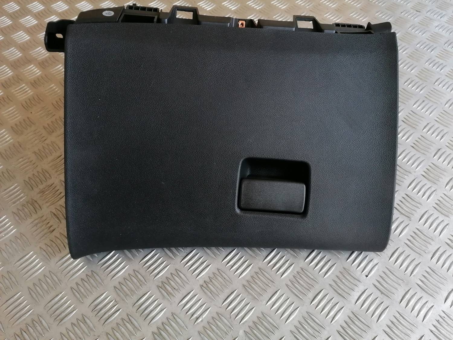 Mantu glabāšanas nodalījums pasažiera pusē priekš OPEL ASTRA J 2012 2 Mantu glabāšanas nodalījums pasažiera pusē priekš OPEL ASTRA J 2012