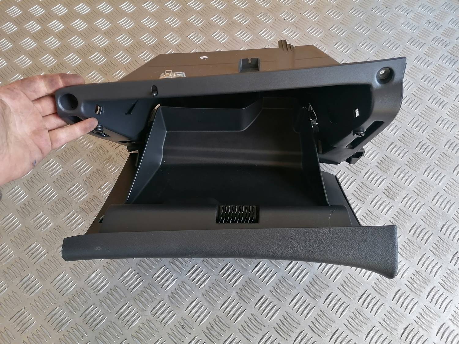 Mantu glabāšanas nodalījums pasažiera pusē priekš OPEL ASTRA J 2012 3 Mantu glabāšanas nodalījums pasažiera pusē priekš OPEL ASTRA J 2012