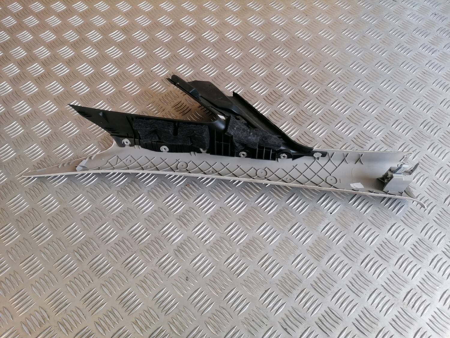 Priekšējas salona statnes apdare priekš OPEL ASTRA J 2012