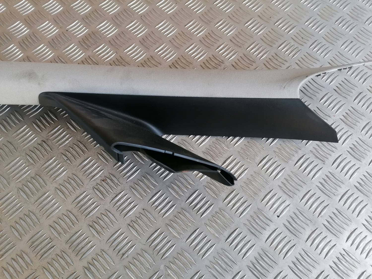 Priekšējas salona statnes apdare priekš OPEL ASTRA J 2012 2 Priekšējas salona statnes apdare priekš OPEL ASTRA J 2012