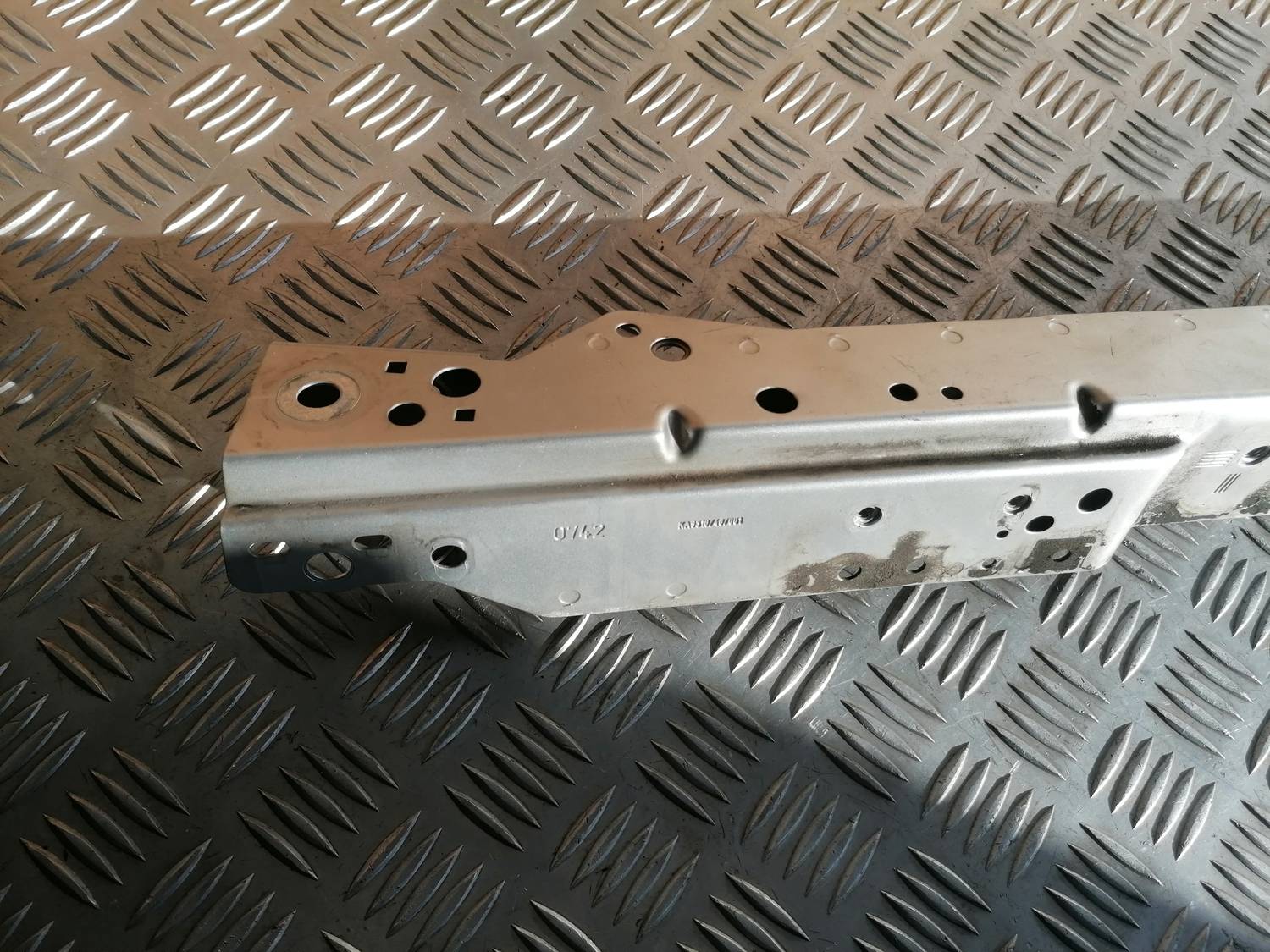 Priekšējā radiatora rāmja augšēja daļa priekš OPEL ASTRA J 2012