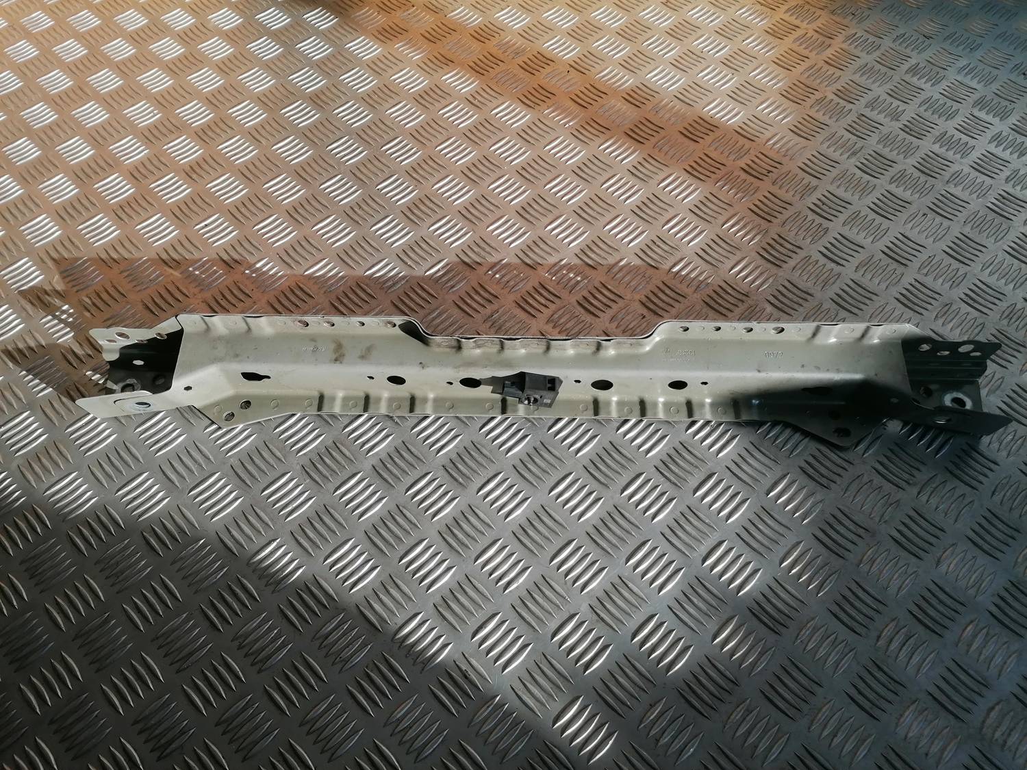 Priekšējā radiatora rāmja augšēja daļa priekš OPEL ASTRA J 2012