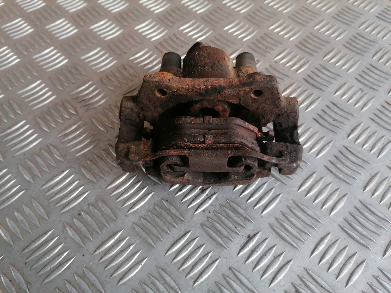 Priekšējais kreisais suports priekš BMW 318D E46 2002 SEDAN 4 Priekšējais kreisais suports priekš BMW 318D E46 2002 SEDAN