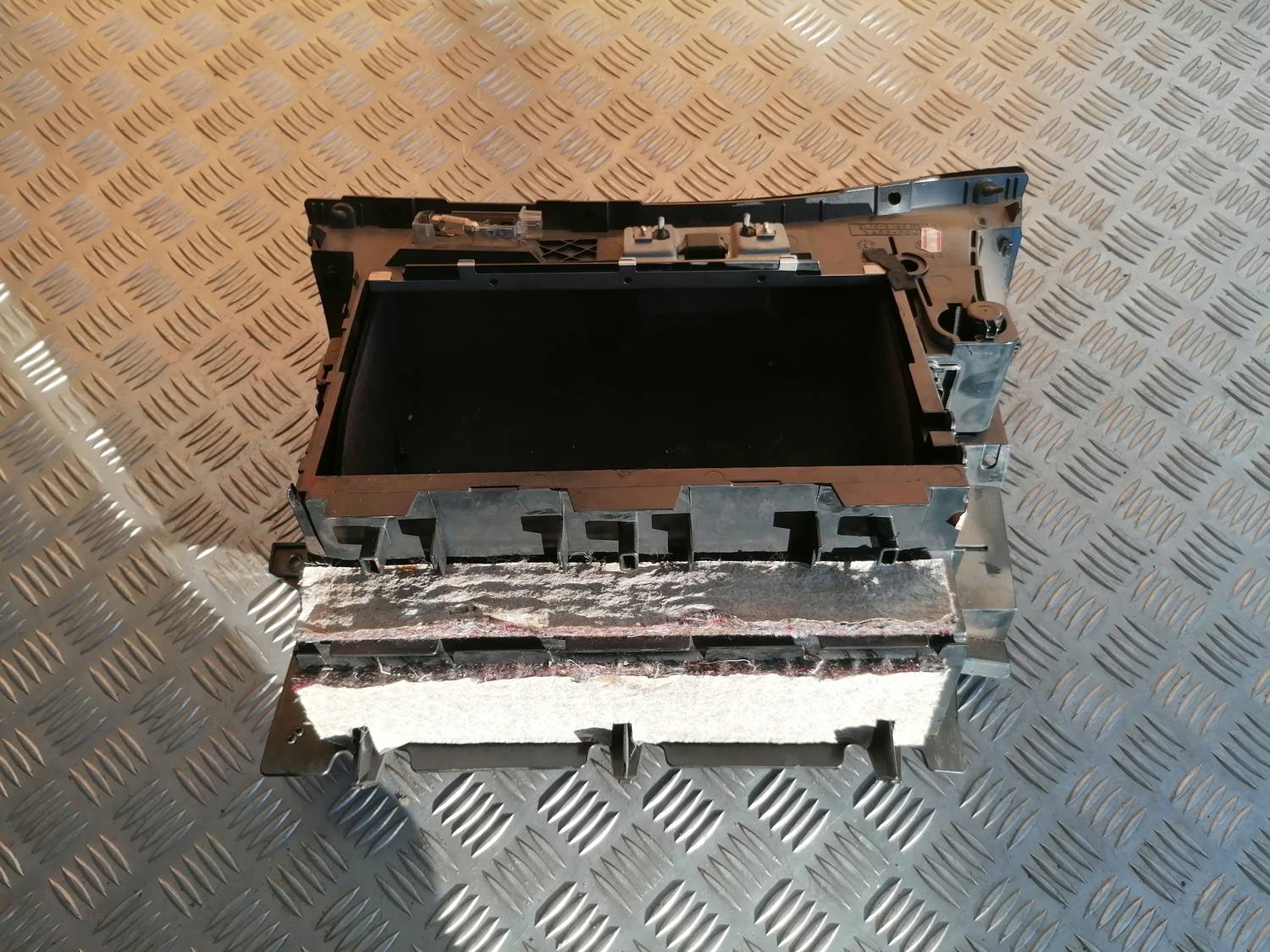 Mantu glabāšanas nodalījums pasažiera pusē priekš BMW 318D E46 2002 SEDAN