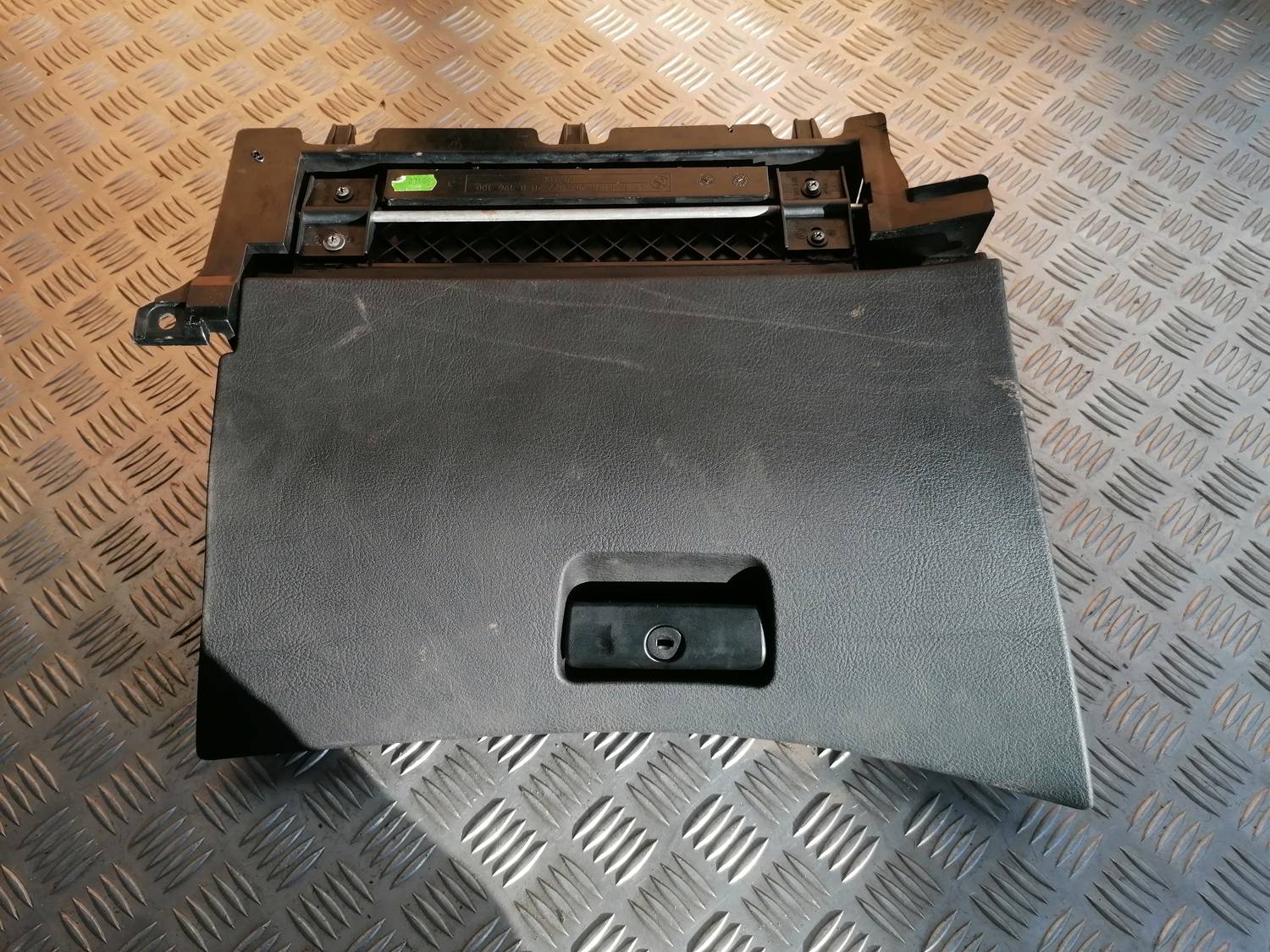 Mantu glabāšanas nodalījums pasažiera pusē priekš BMW 318D E46 2002 SEDAN