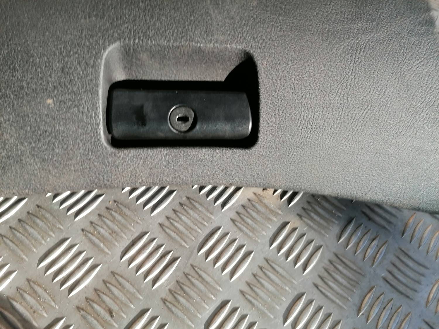 Mantu glabāšanas nodalījums pasažiera pusē priekš BMW 318D E46 2002 SEDAN