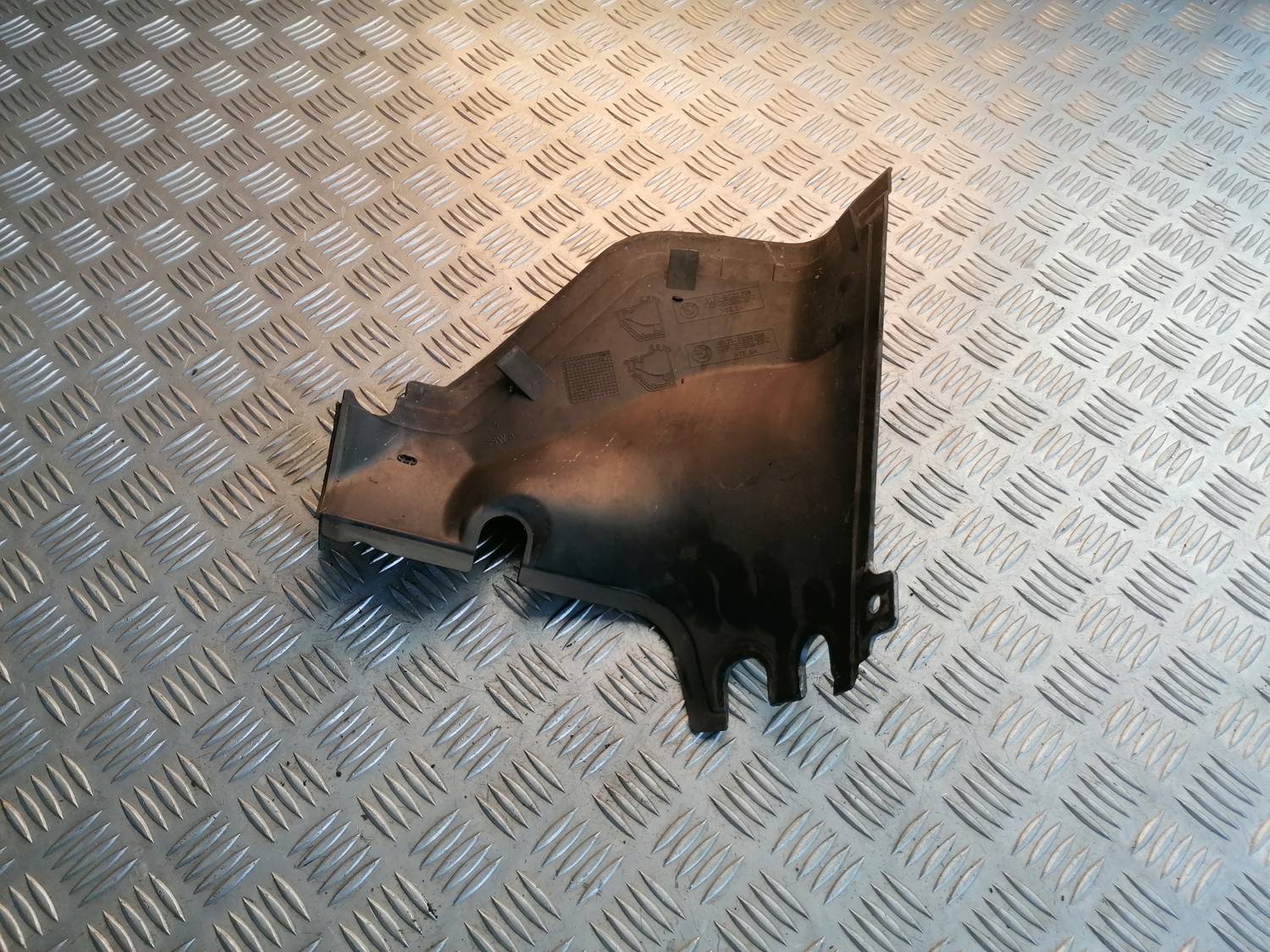 Dzinēja nodalījuma plastmasa priekš BMW 318D E46 2002 SEDAN 1 Dzinēja nodalījuma plastmasa priekš BMW 318D E46 2002 SEDAN