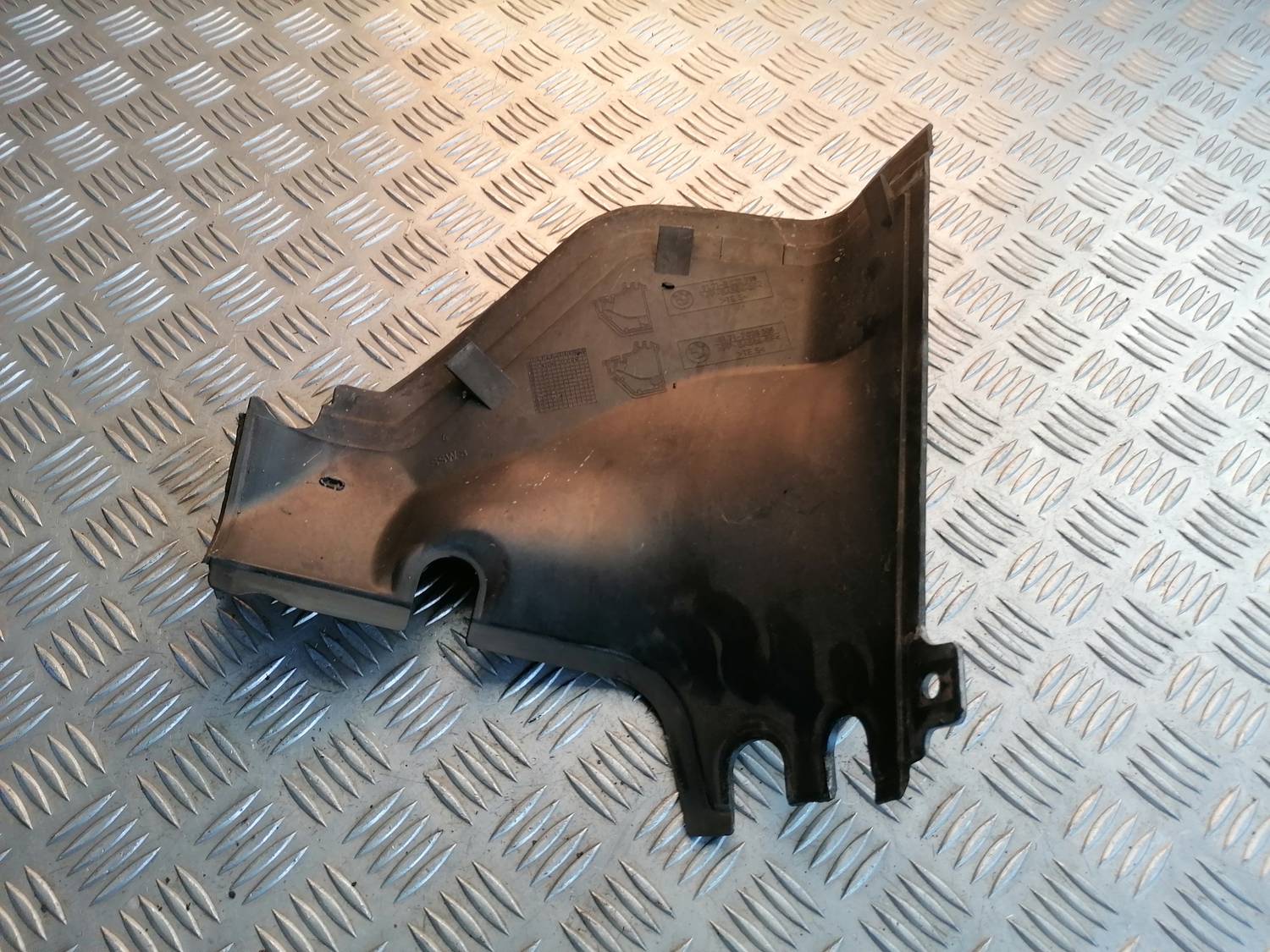 Dzinēja nodalījuma plastmasa priekš BMW 318D E46 2002 SEDAN 2 Dzinēja nodalījuma plastmasa priekš BMW 318D E46 2002 SEDAN