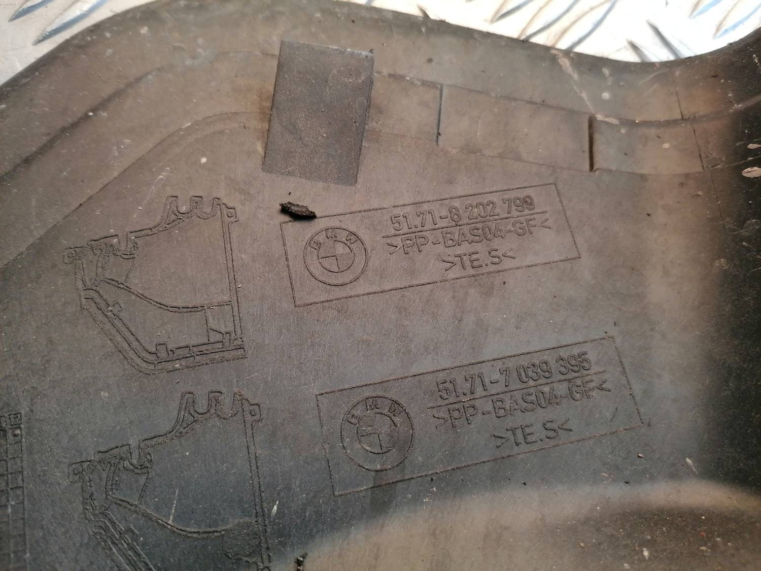 Dzinēja nodalījuma plastmasa priekš BMW 318D E46 2002 SEDAN 4 Dzinēja nodalījuma plastmasa priekš BMW 318D E46 2002 SEDAN