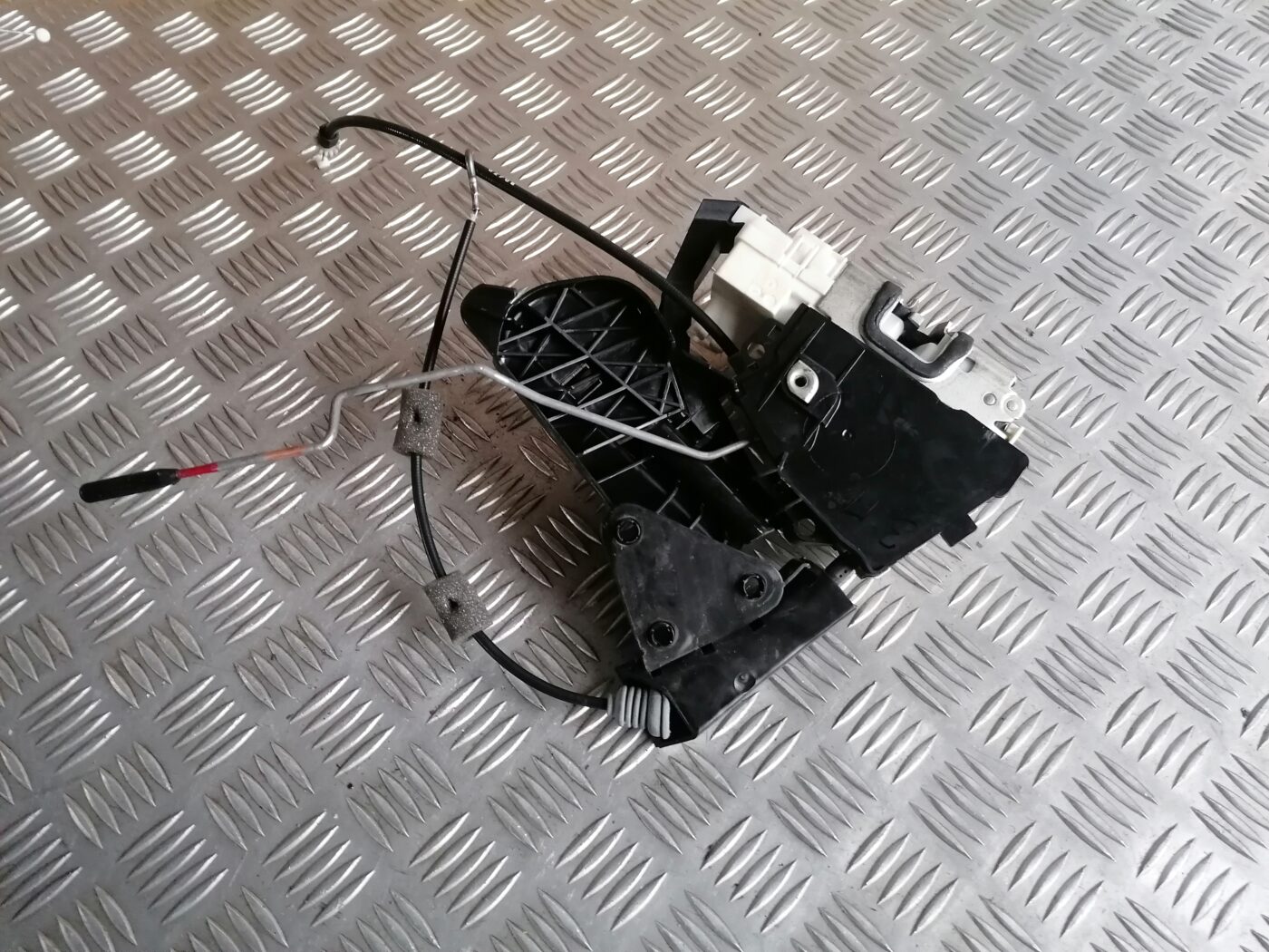 Aizmugurējo labo durvju slēdzene priekš MERCEDES BENZ ML280 2008 OBSIDIAN BLACK