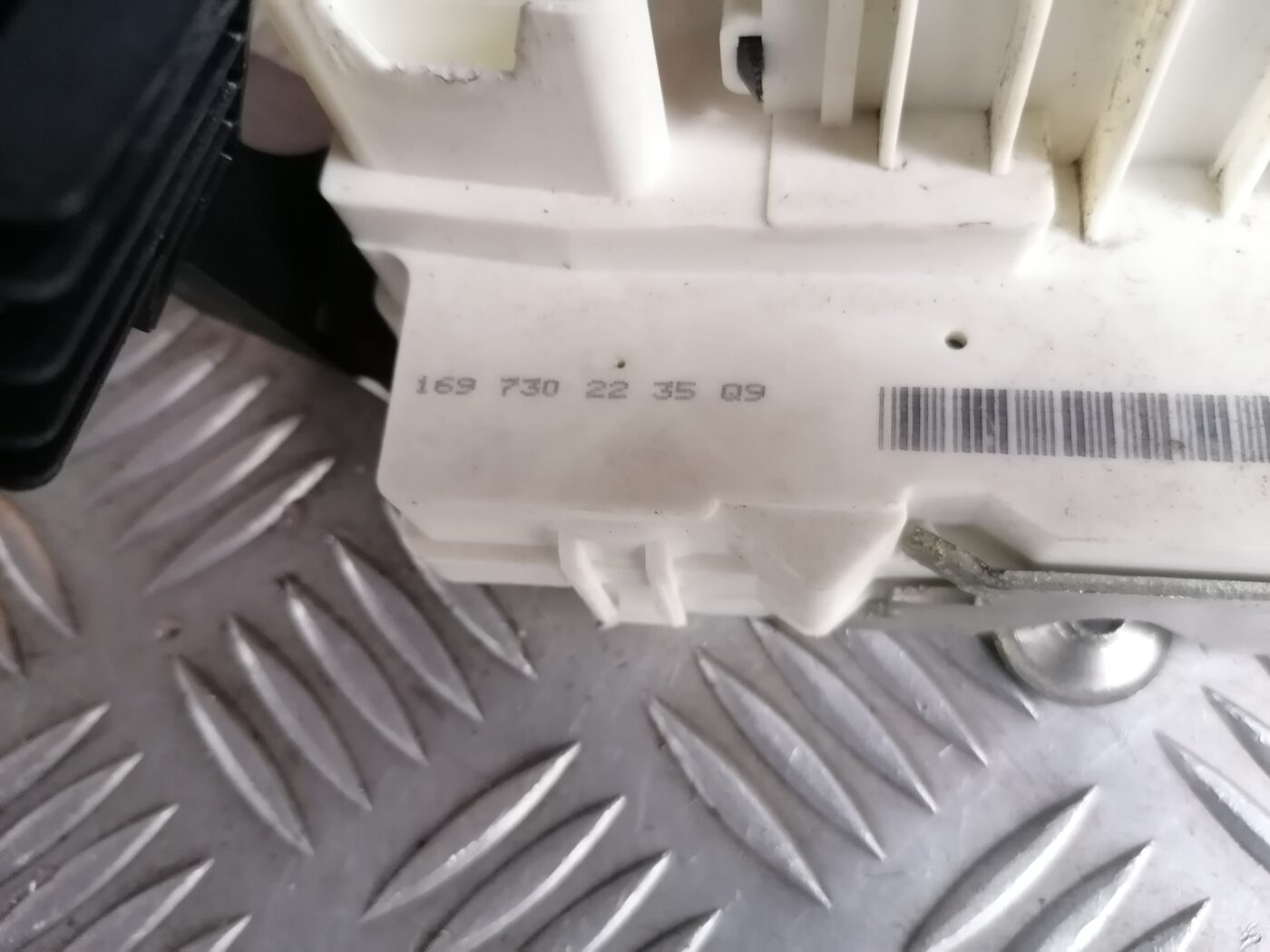 Aizmugurējo labo durvju slēdzene priekš MERCEDES BENZ ML280 2008 OBSIDIAN BLACK