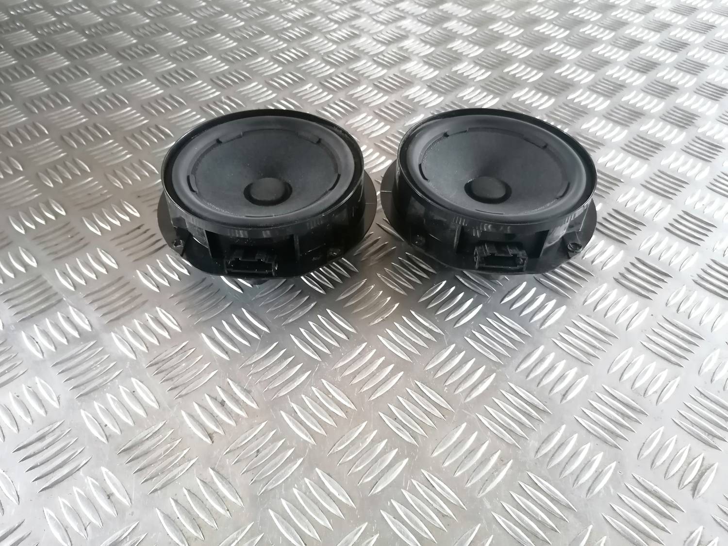 Durvju skaļrunis, apakšā priekš VW CRAFTER 2018 1 Durvju skaļrunis, apakšā priekš VW CRAFTER 2018