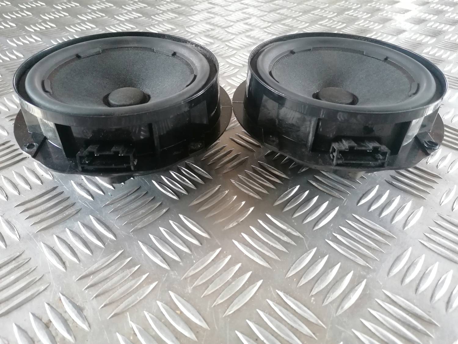 Durvju skaļrunis, apakšā priekš VW CRAFTER 2018 2 Durvju skaļrunis, apakšā priekš VW CRAFTER 2018