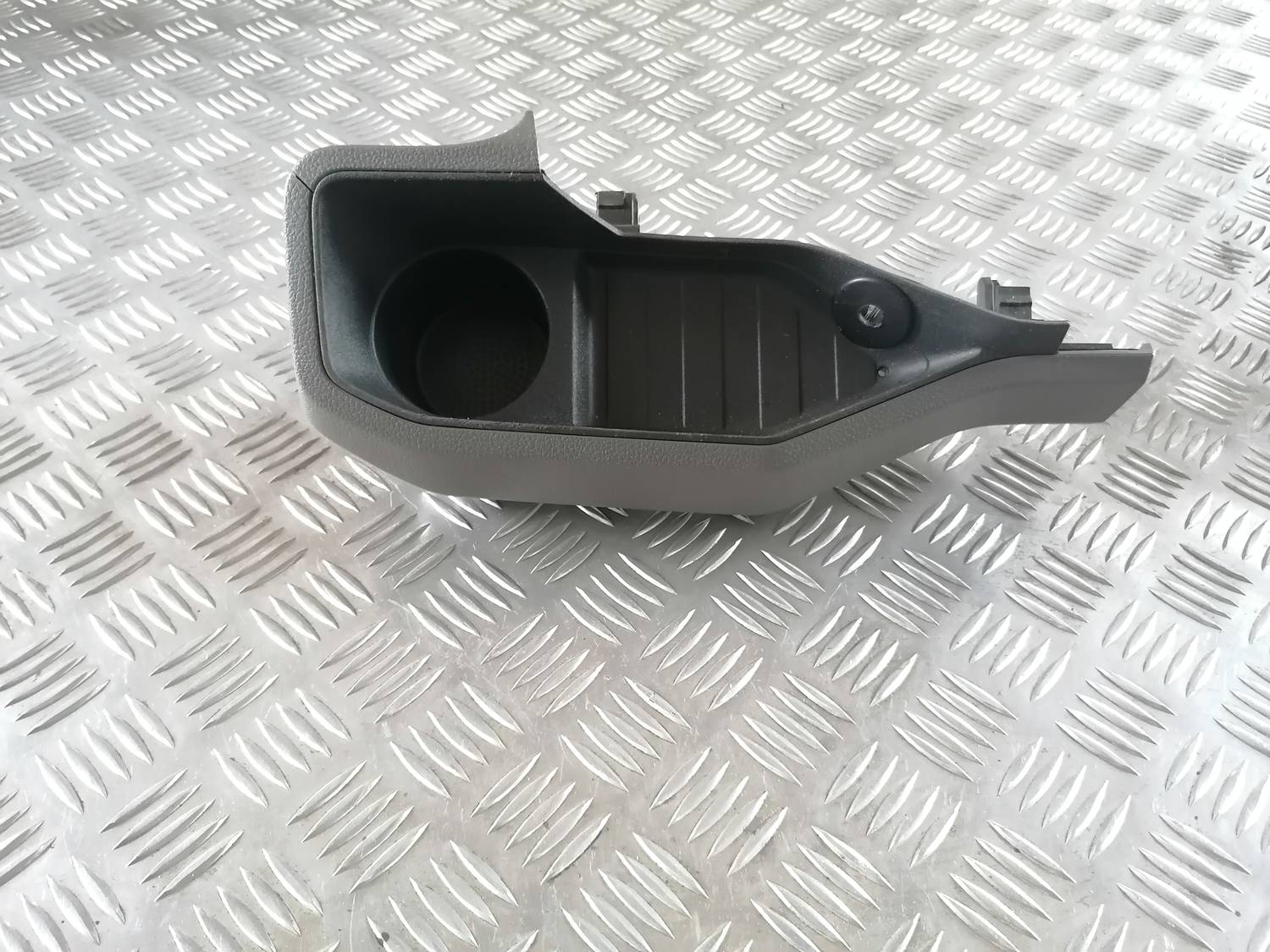 Krūzes turētājs priekš VW CRAFTER 2018