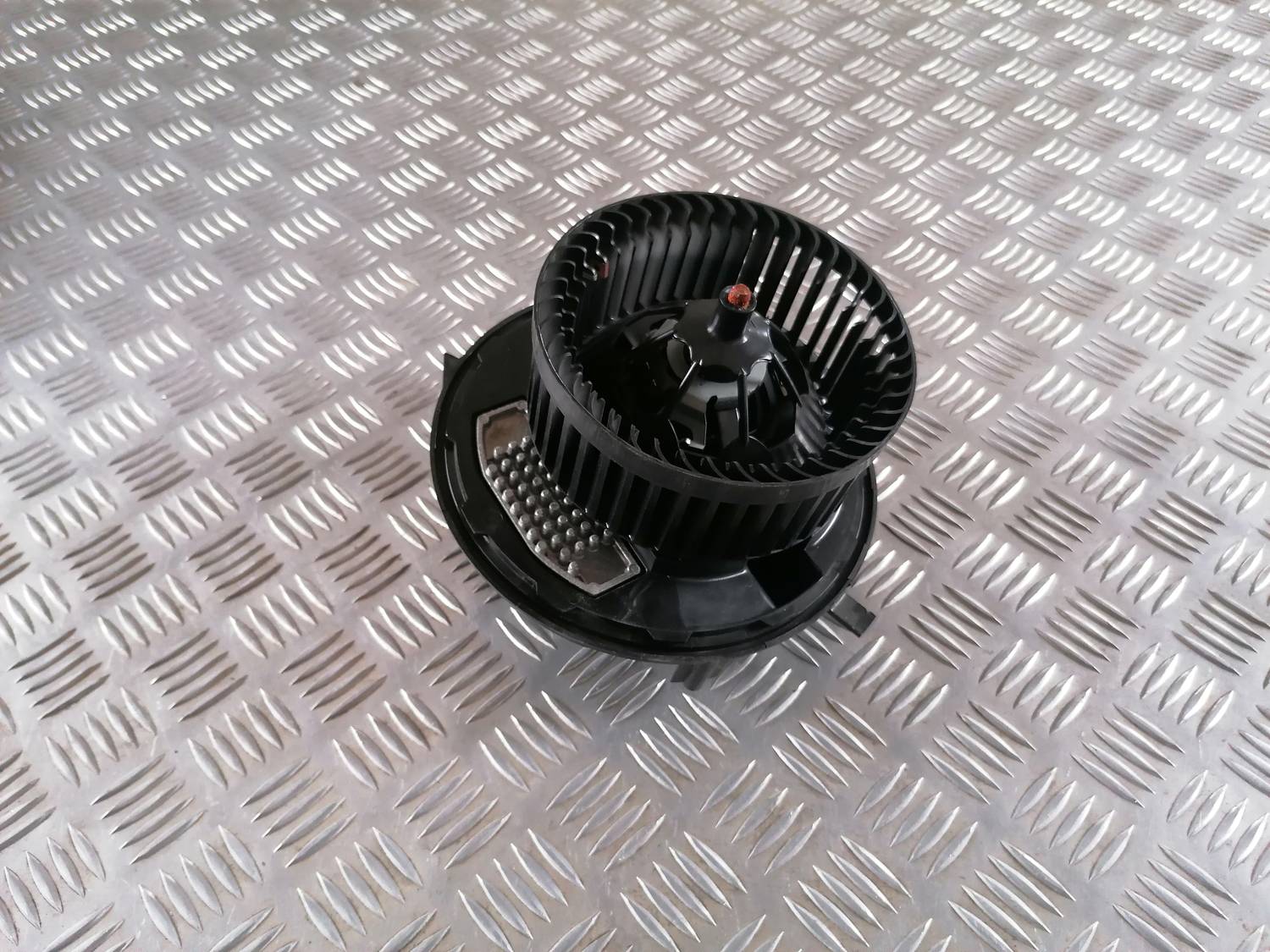 Salona ventilators priekš VW CRAFTER 2018 1 Salona ventilators priekš VW CRAFTER 2018