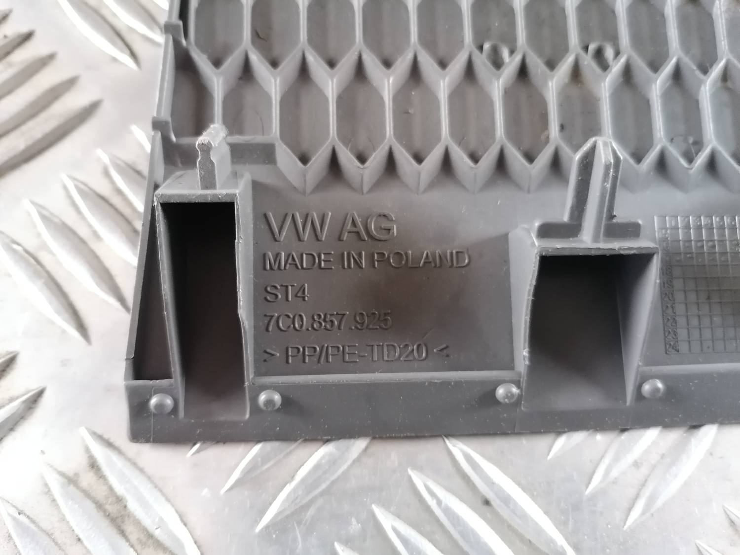 Mantu glabāšanas nodalījuma paklājs priekš VW CRAFTER 2018 3 Mantu glabāšanas nodalījuma paklājs priekš VW CRAFTER 2018