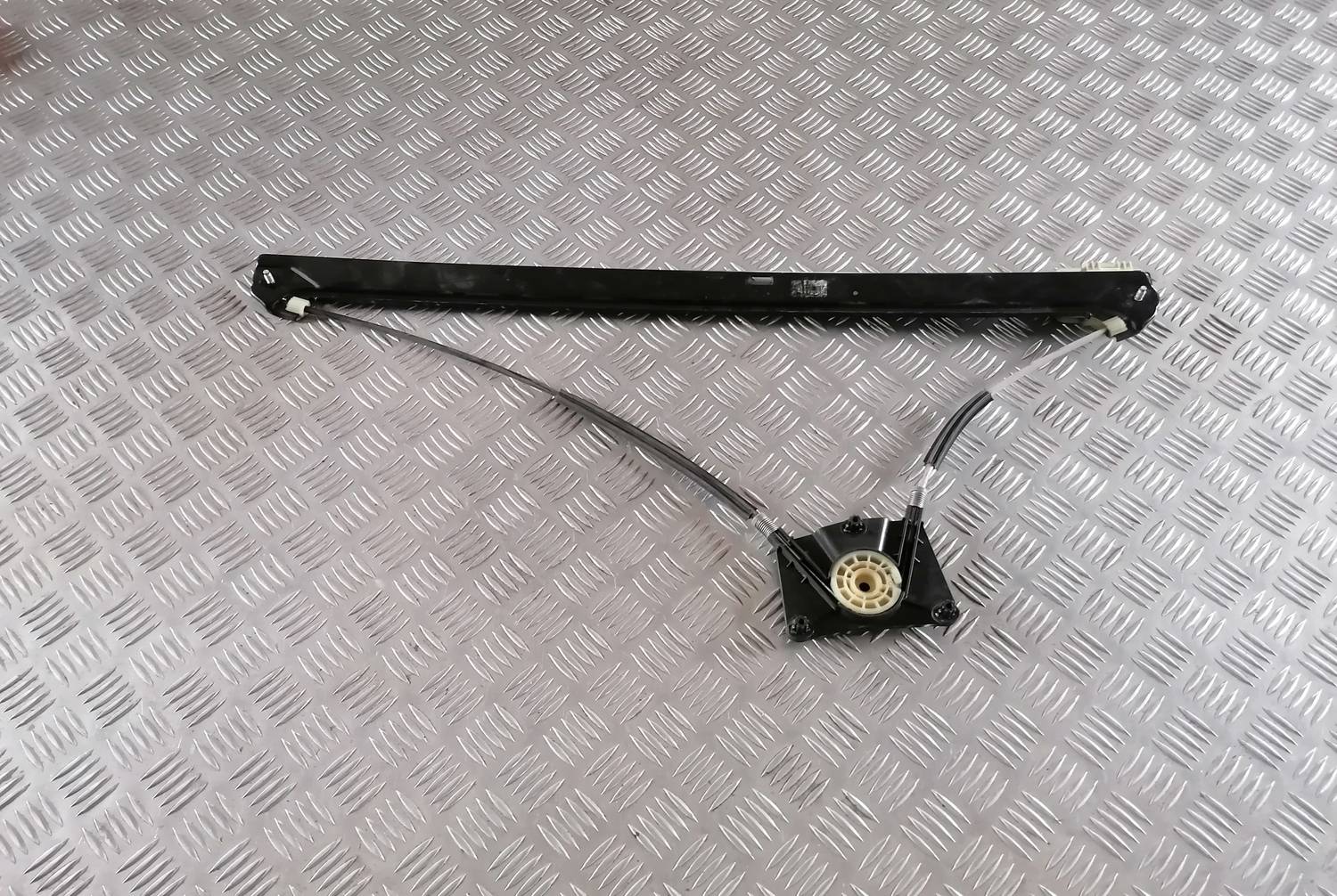 Stikla pacelšanas mehānisms priekšējais labais priekš VW CRAFTER 2018 2 Stikla pacelšanas mehānisms priekšējais labais priekš VW CRAFTER 2018