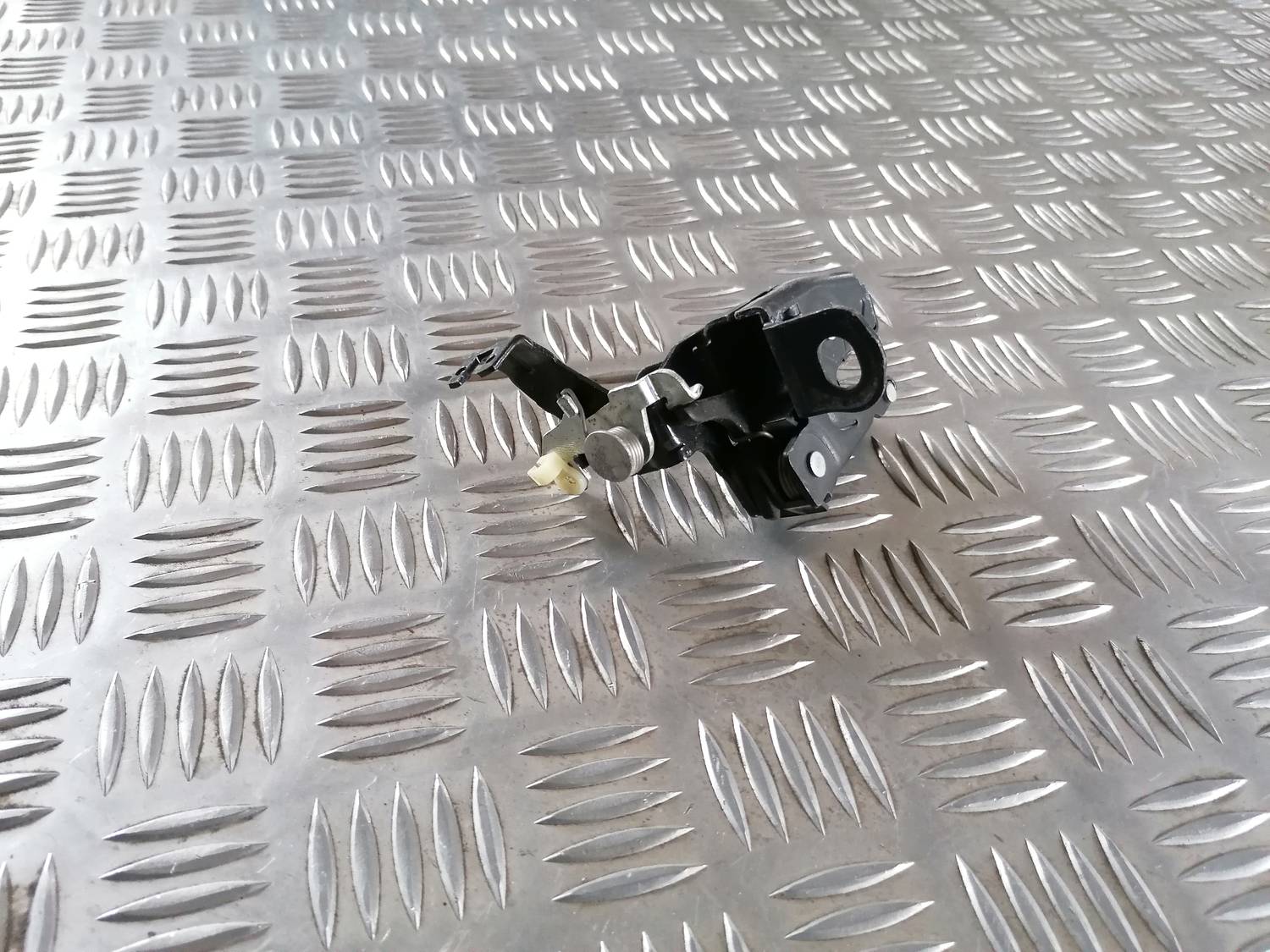 Bagāžnieka vāka slēdzene priekš VW CRAFTER 2018 2 Bagāžnieka vāka slēdzene priekš VW CRAFTER 2018