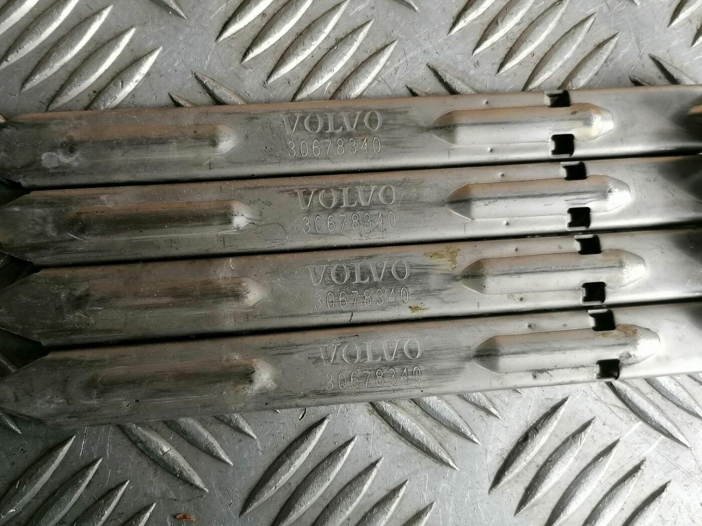 Priekšēja luktura kronšteins priekš VOLVO V70 2009 5 Priekšēja luktura kronšteins priekš VOLVO V70 2009