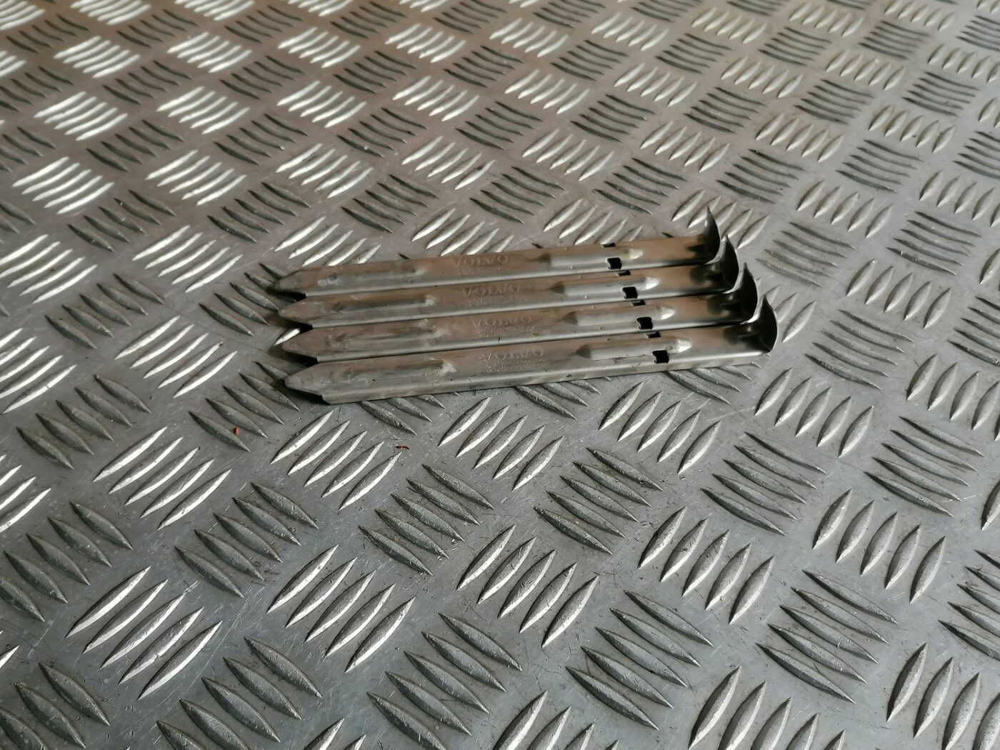 Priekšēja luktura kronšteins priekš VOLVO V70 2009 3 Priekšēja luktura kronšteins priekš VOLVO V70 2009