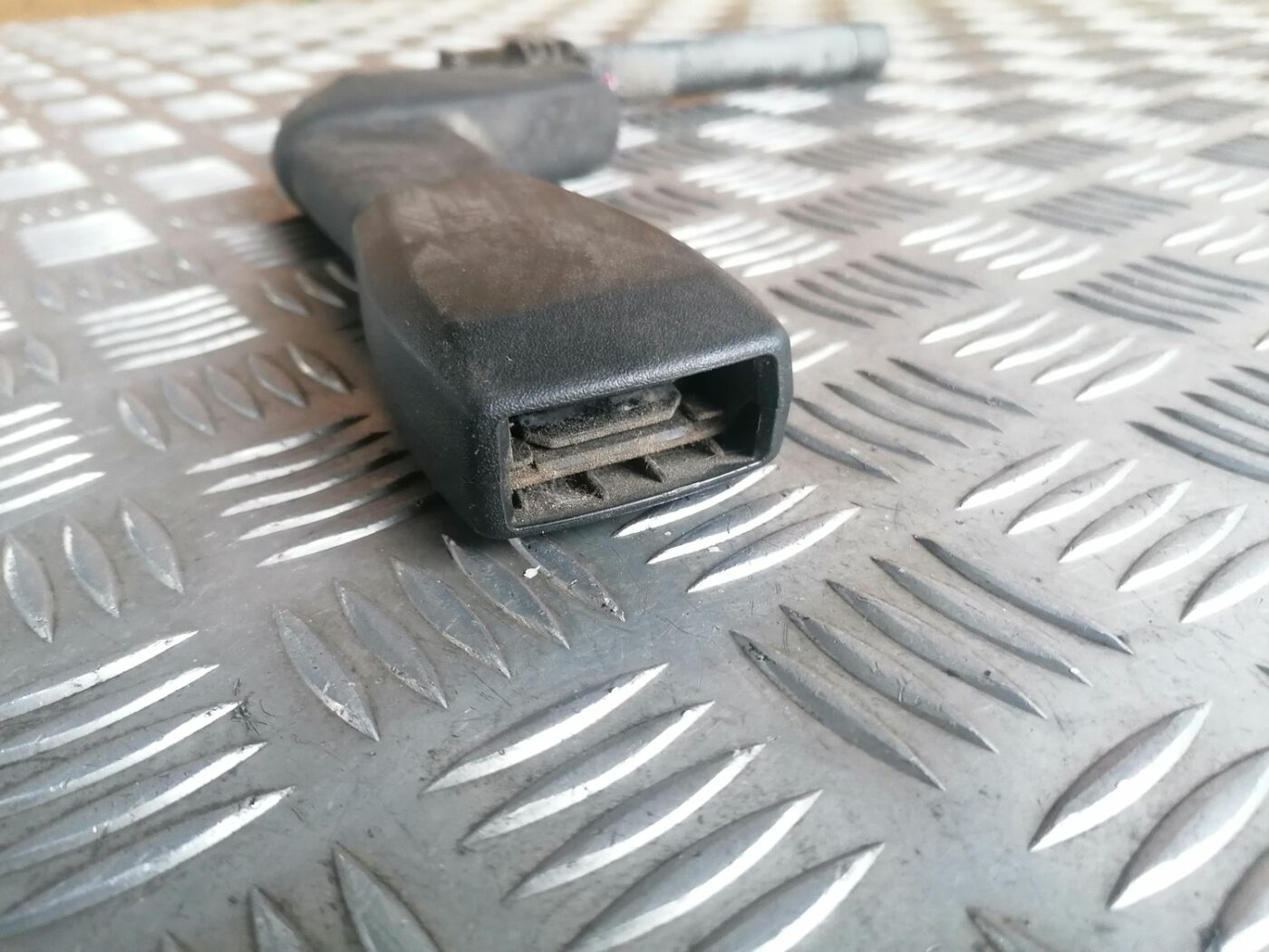 Priekšējās drošības jostas sprādze priekš VOLVO V70 2009 2 Priekšējās drošības jostas sprādze priekš VOLVO V70 2009