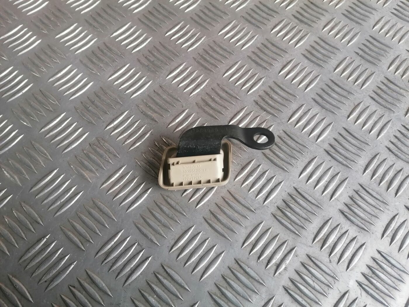 Griestu uzlika priekš VOLVO V70 2009 2 Griestu uzlika priekš VOLVO V70 2009