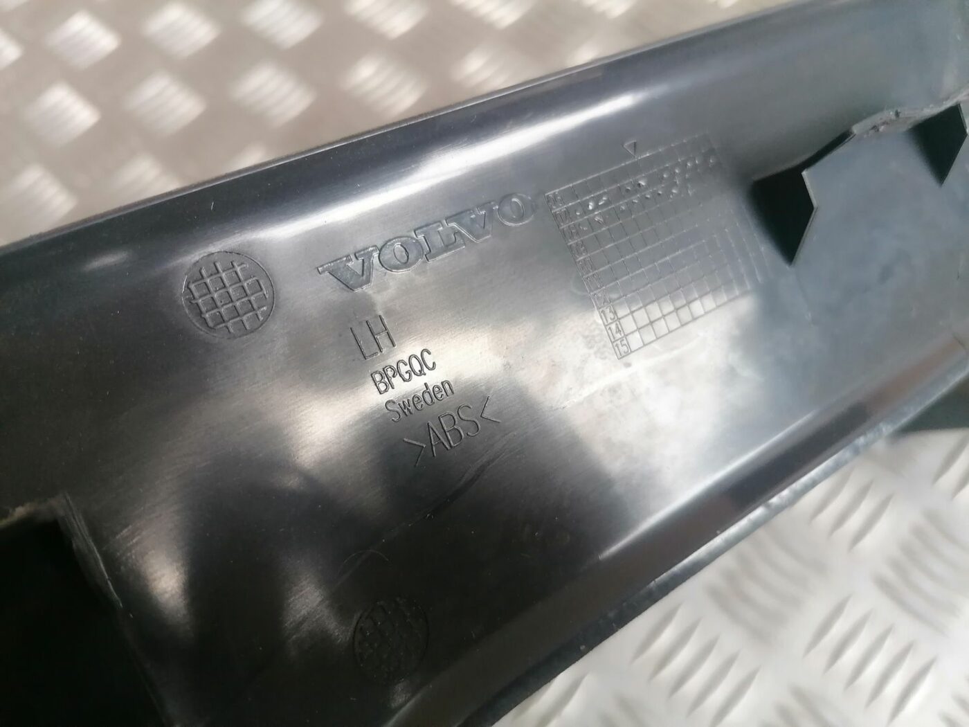 Sliekšņa aizmugurēja kreisa uzlika (salonā) priekš VOLVO V70 2009