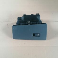 Mantu glabāšanas nodalījums pasažiera pusē priekš VOLVO V70 2009