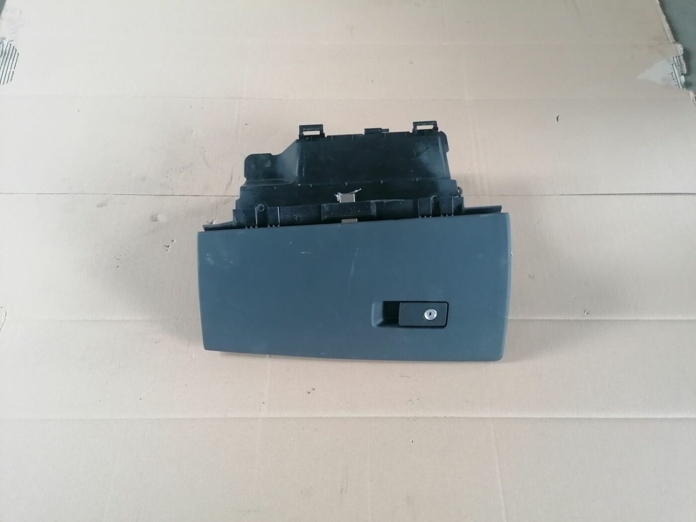 Mantu glabāšanas nodalījums pasažiera pusē priekš VOLVO V70 2009