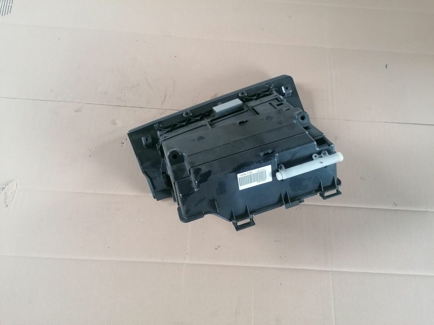 Mantu glabāšanas nodalījums pasažiera pusē priekš VOLVO V70 2009