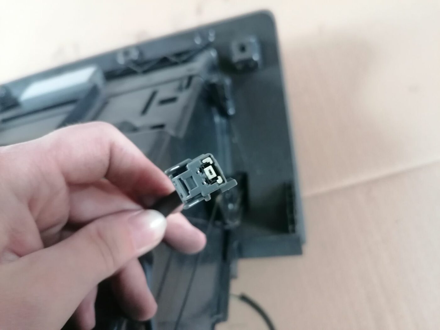 Mantu glabāšanas nodalījums pasažiera pusē priekš VOLVO V70 2009