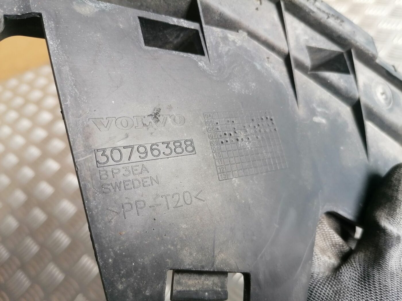 Priekšēja luktura kronšteins priekš VOLVO V70 2009 3 Priekšēja luktura kronšteins priekš VOLVO V70 2009