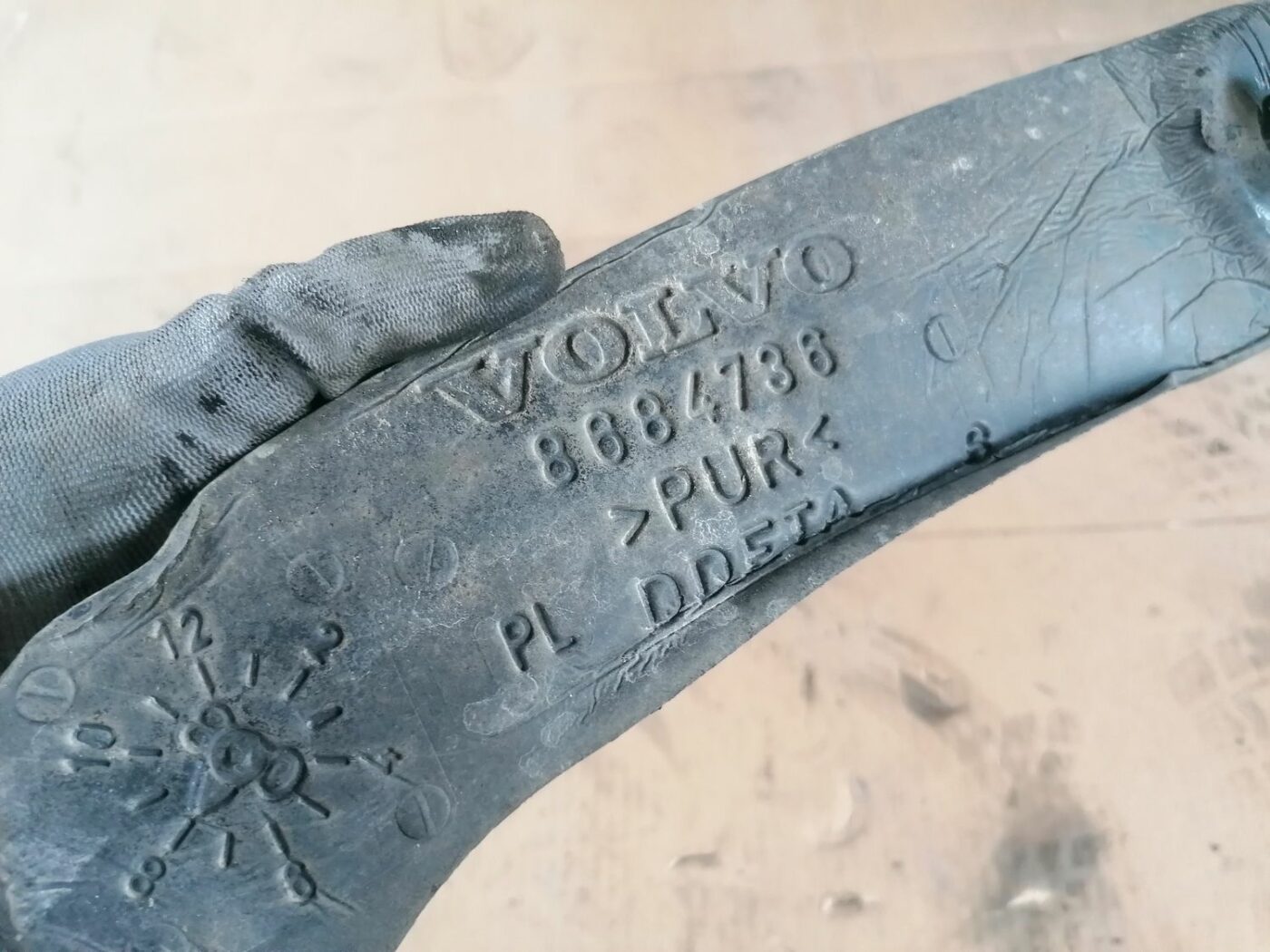 Ieliktņis starp spārnu un durvīm priekš VOLVO V70 2009