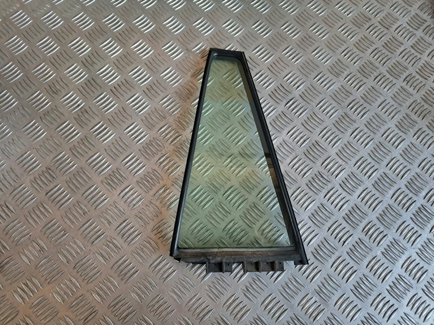 Kreiso durvju stūra stikls priekš TOYOTA RAV 4 2006 1 Kreiso durvju stūra stikls priekš TOYOTA RAV 4 2006