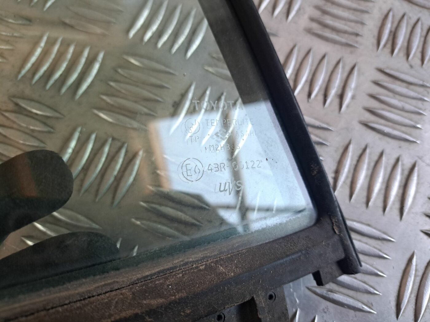 Kreiso durvju stūra stikls priekš TOYOTA RAV 4 2006 3 Kreiso durvju stūra stikls priekš TOYOTA RAV 4 2006