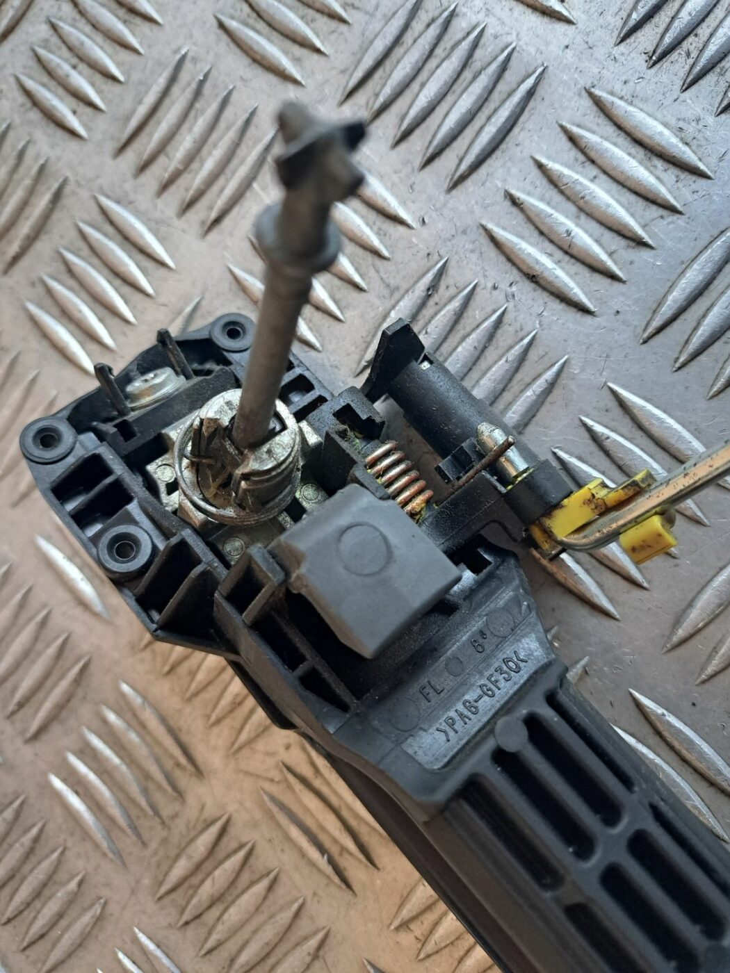 Priekšējāis kreisais durvju rokturis priekš TOYOTA RAV 4 2006