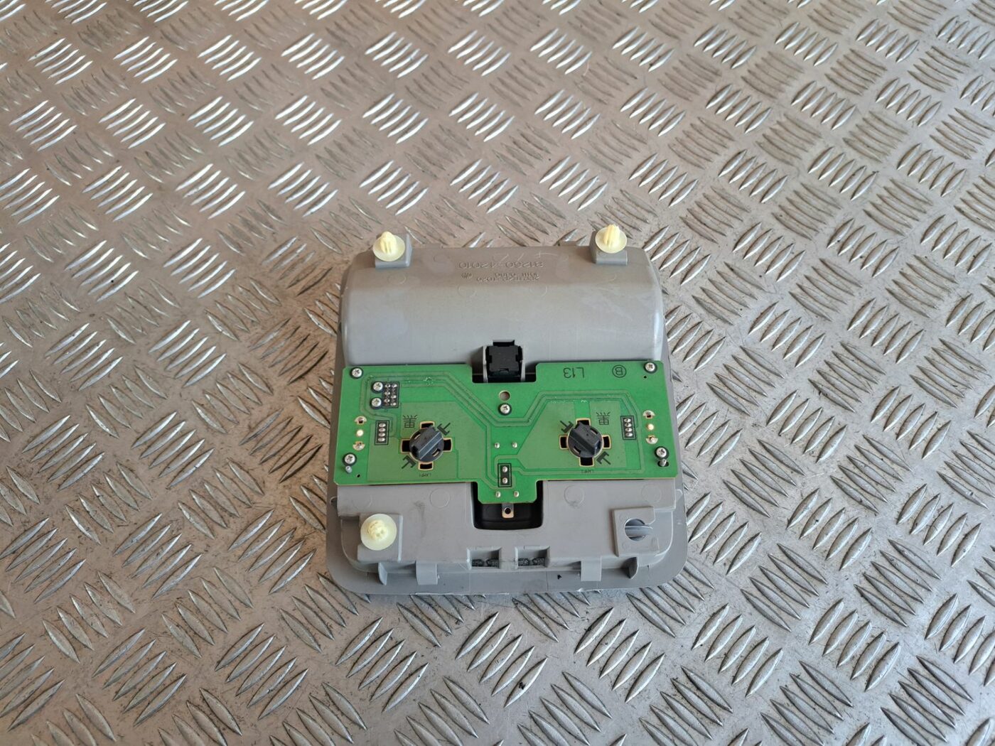 Salona apgaismojuma panelis priekš TOYOTA RAV 4 2006 2 Salona apgaismojuma panelis priekš TOYOTA RAV 4 2006