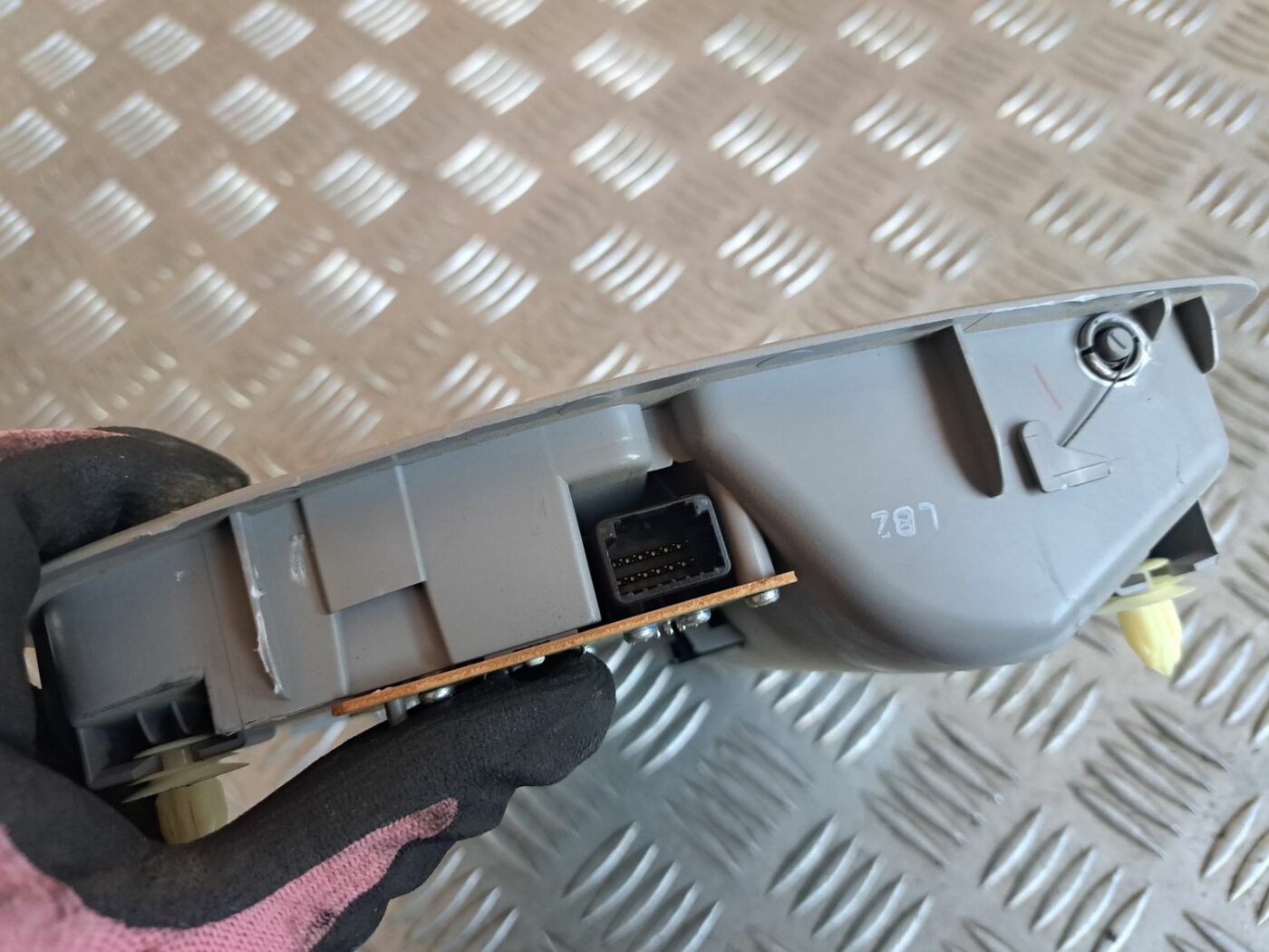 Salona apgaismojuma panelis priekš TOYOTA RAV 4 2006 3 Salona apgaismojuma panelis priekš TOYOTA RAV 4 2006